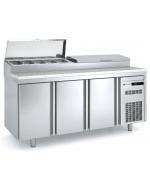 Mesa refrigerada con expositor de ingredientes superior y encimera de granito.