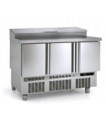 Mesa refrigerada de ensaladas con 3 puertas y expositor de ingredientes refrigerado.