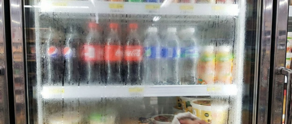 Evitar que la puerta de una nevera expositora se empañe